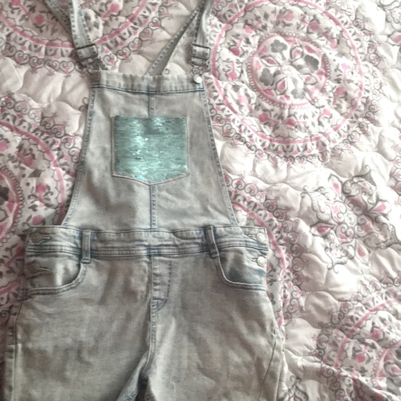 Size 10/12 light wash overralls , with sequence .